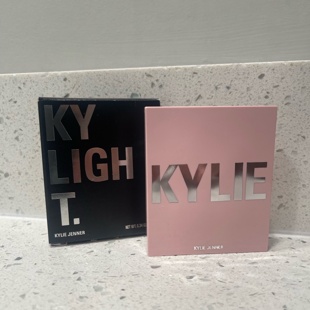 Kylie Jenner Pressed Illuminating Powder in Quartz